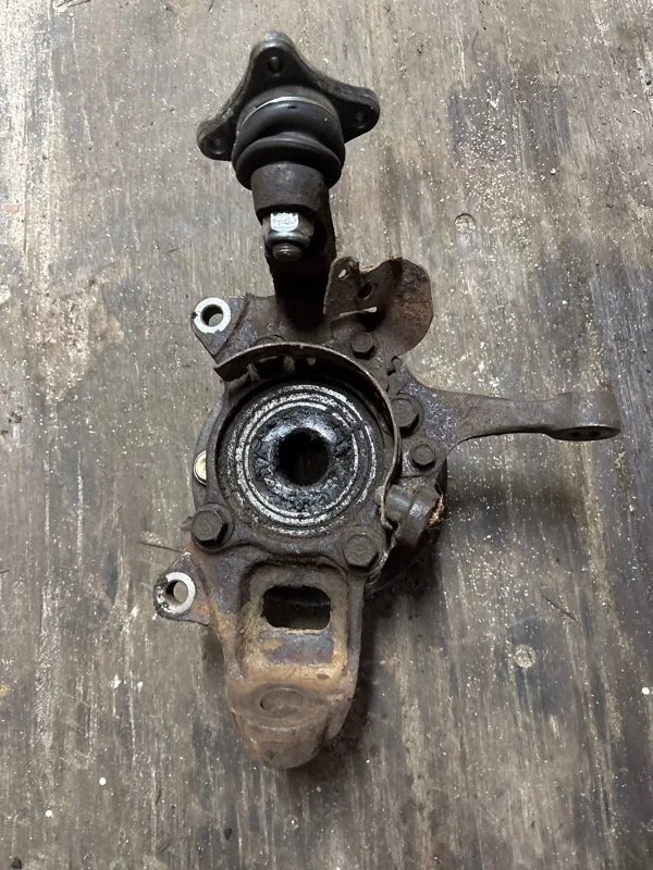 Кулак поворотный левый Mitsubishi L200 (2006-2015) 2010 MR992377