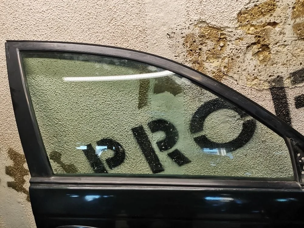 Стекло двери передней правой Toyota Avensis 1