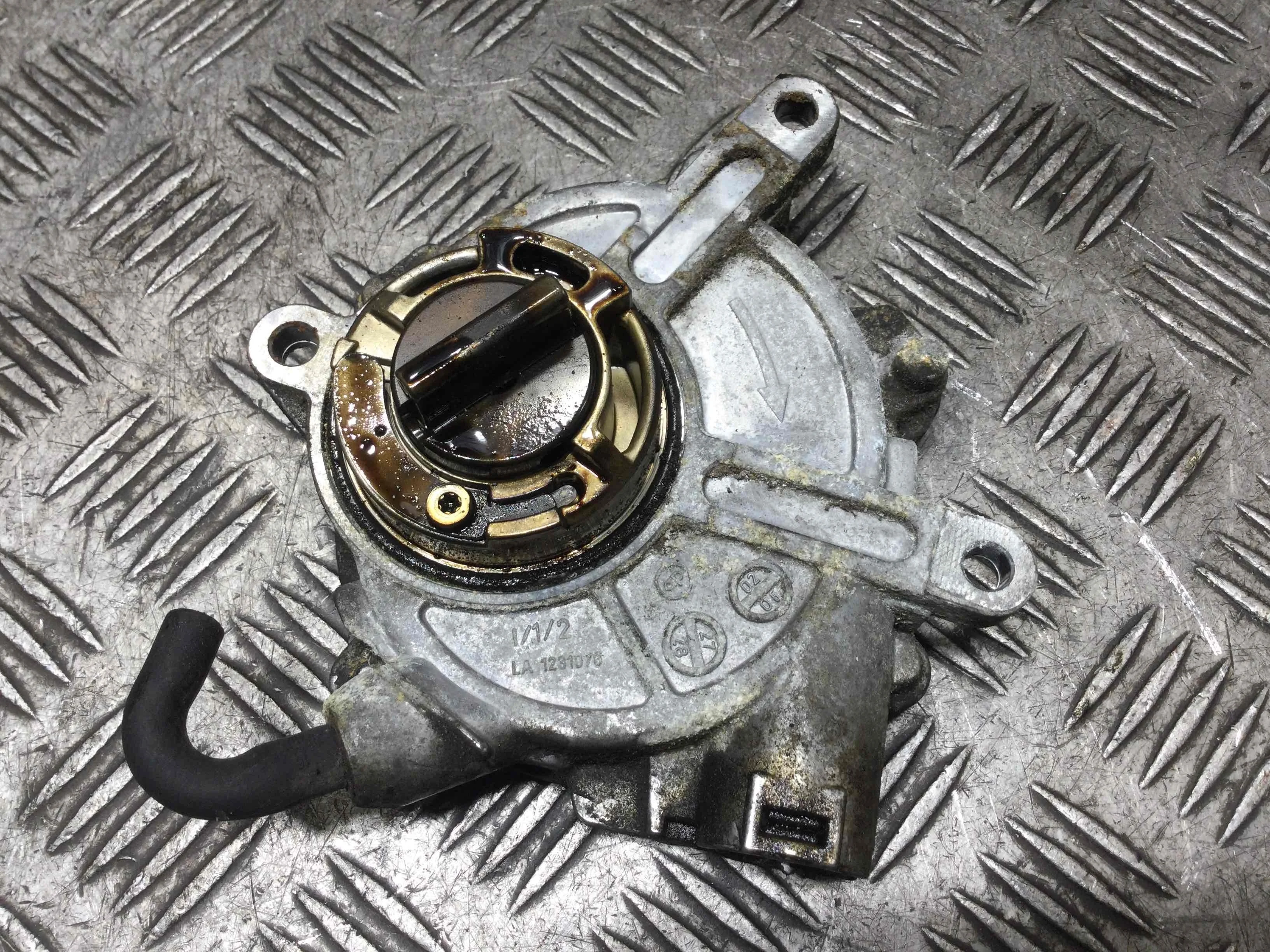 Насос вакуумный Mercedes CLK W209/A209 [рестайлинг] (2005-2010) бензин 3.0 i Автомат