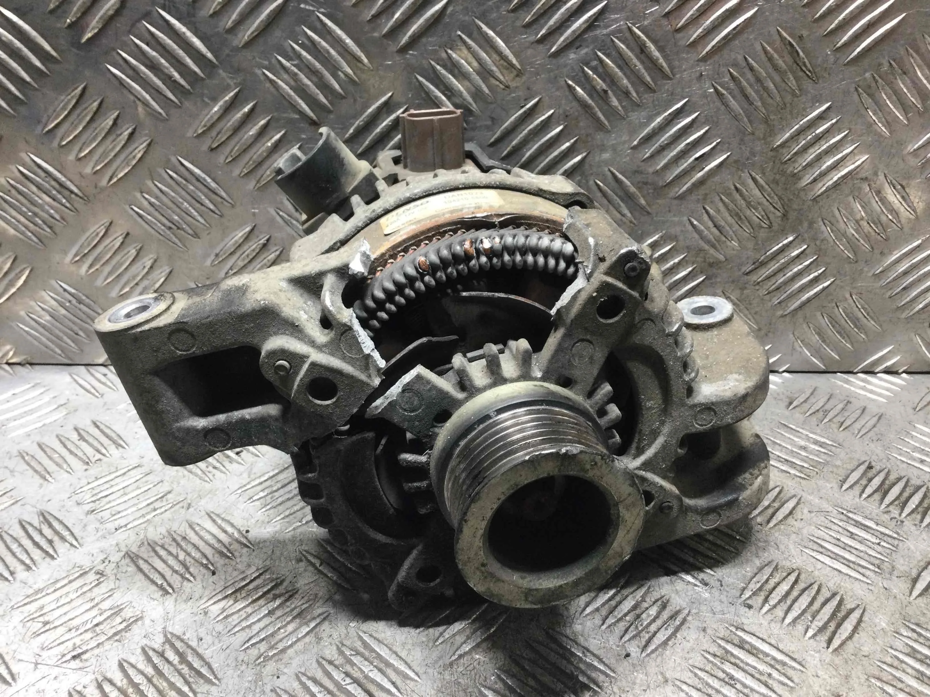 Генератор Volvo S40 2 поколение 2004-2007 бензин 1.8 i Механика Седан