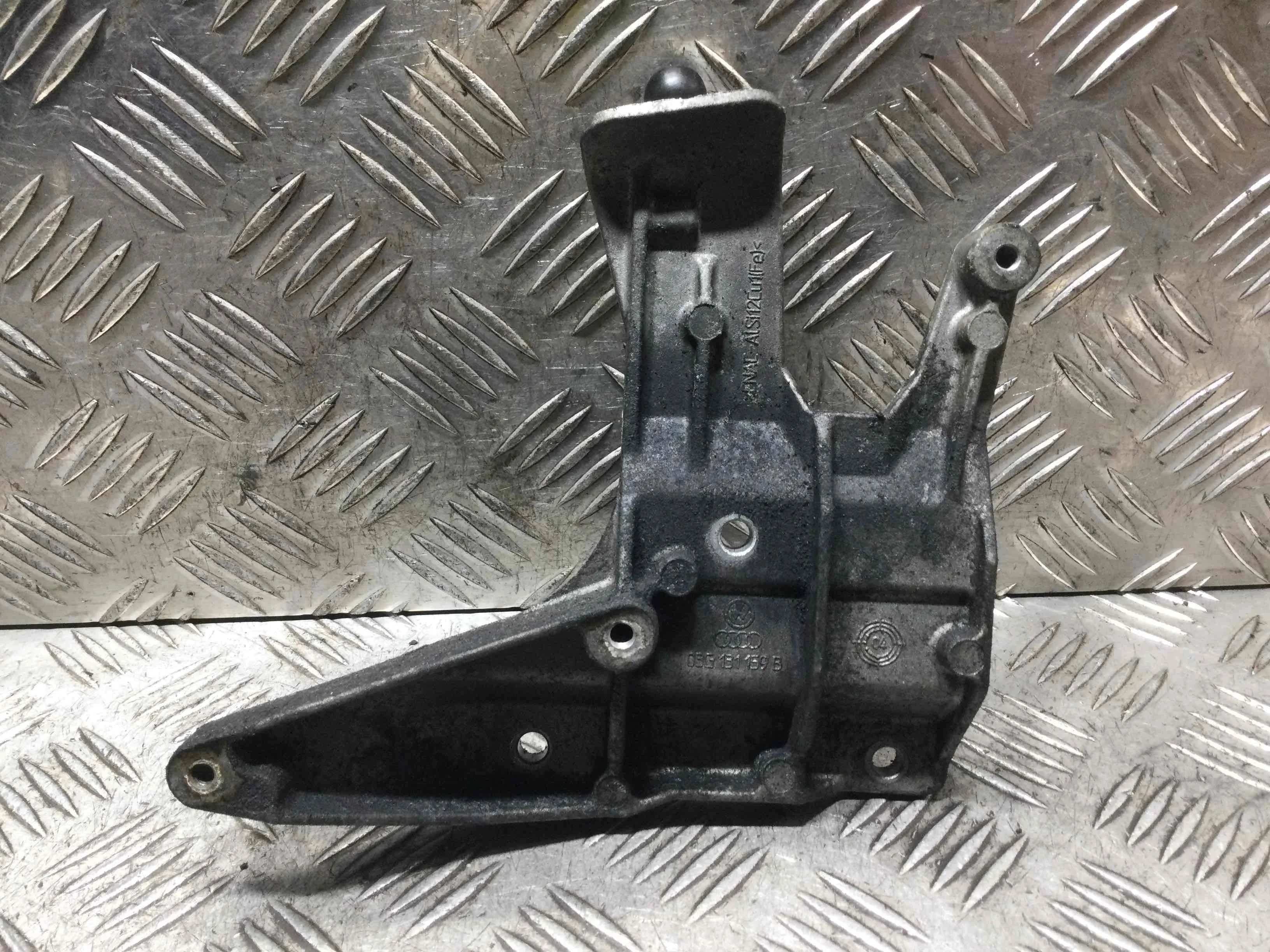 Кронштейн впускного коллектора Audi A4 B7 (2004-2008) дизель 2.0 TDI Механика Седан