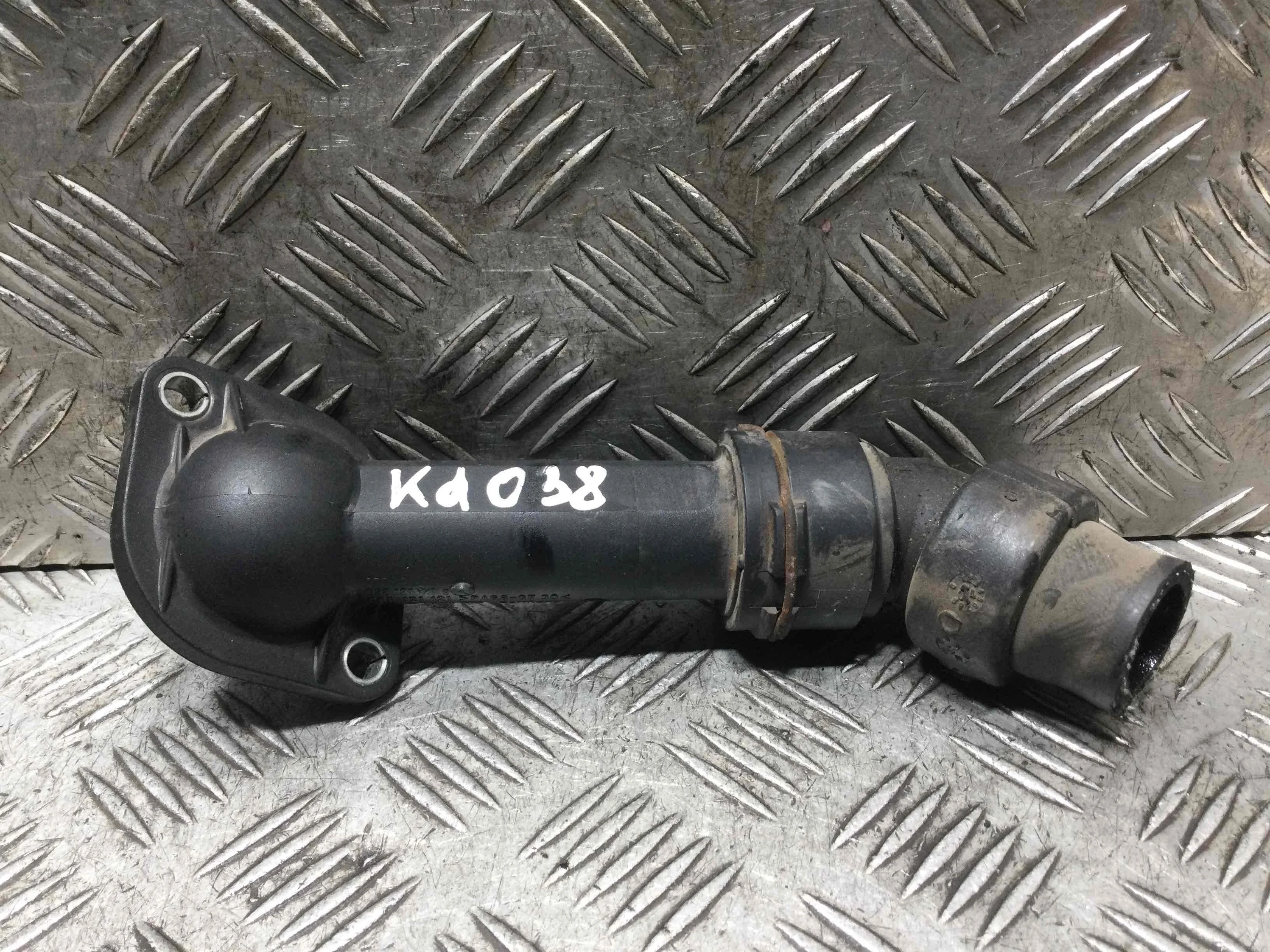 Фланец (тройник) системы охлаждения Audi A4 B7 (2004-2008) дизель 2.0 TDI Механика Седан