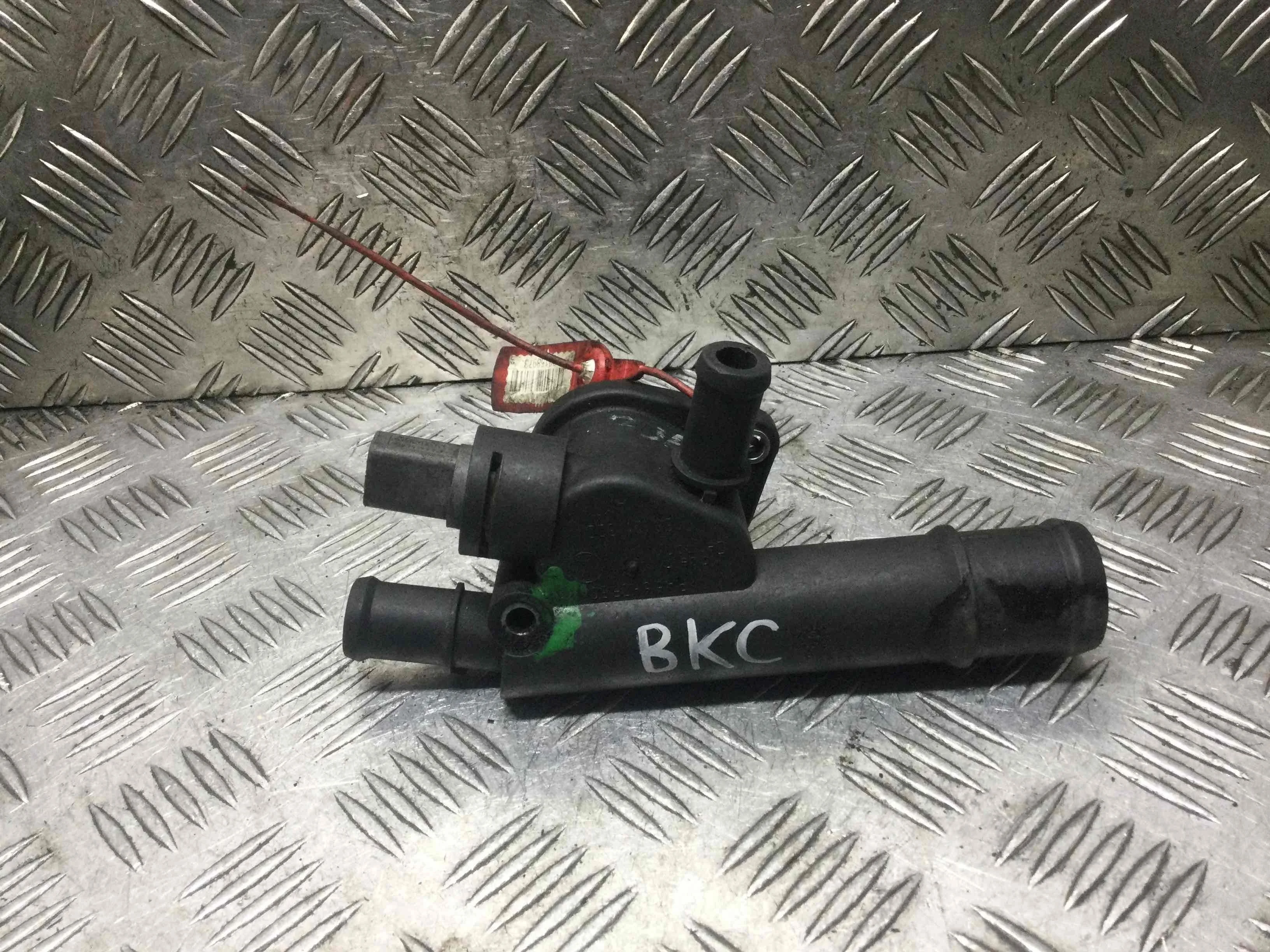 Фланец (тройник) системы охлаждения Volkswagen Passat B5+ [рестайлинг] (2000-2005) дизель 1.9 TDI DSG Х/б