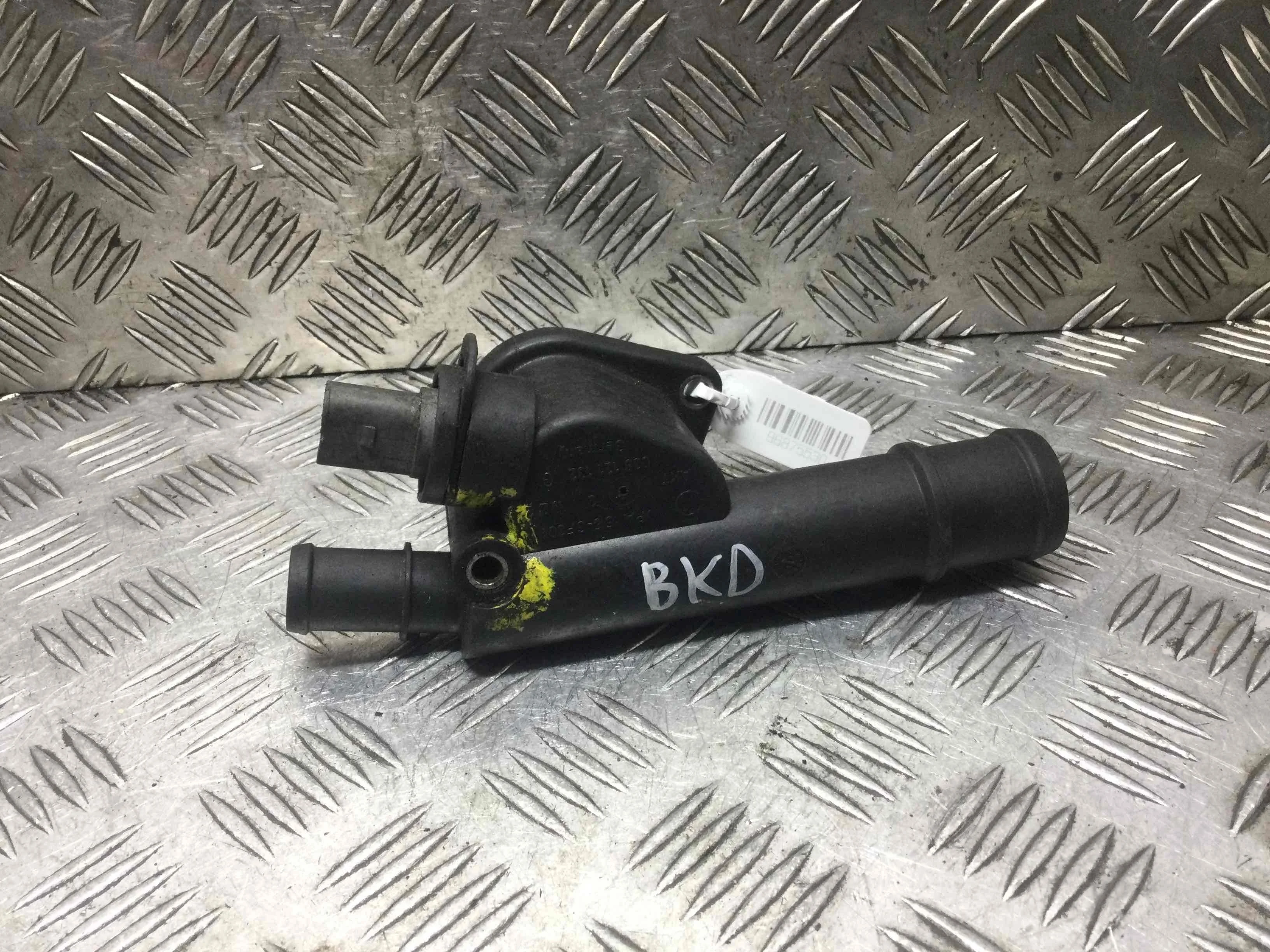 Фланец (тройник) системы охлаждения Volkswagen Touran 1 поколение (2003-2006) дизель 2.0 TDI Механика Минивэн