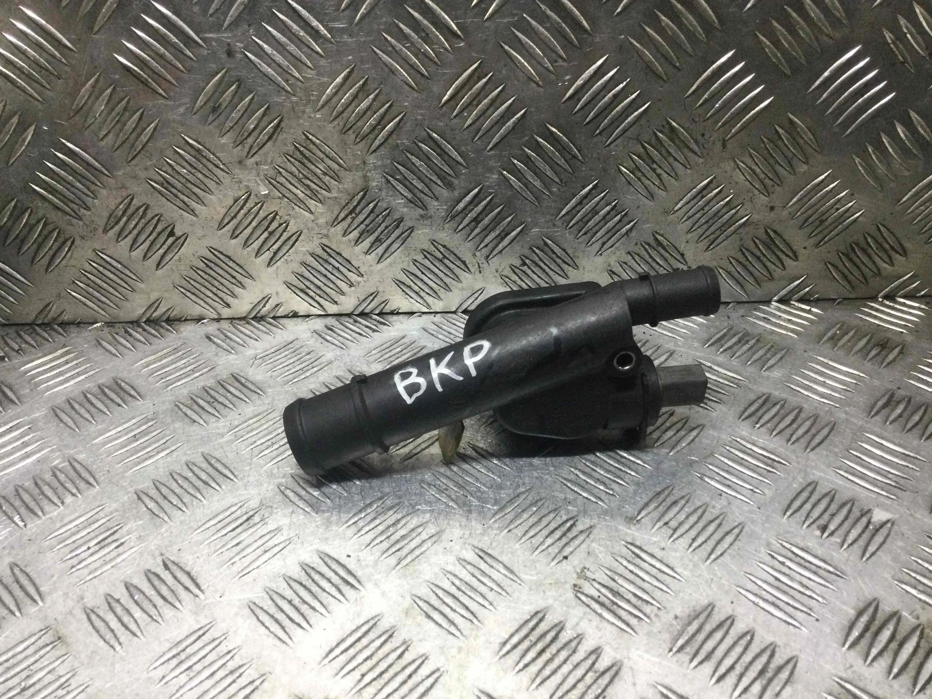 Фланец (тройник) системы охлаждения Volkswagen Passat B6 (2005-2010) дизель 2.0 TDI Механика Седан