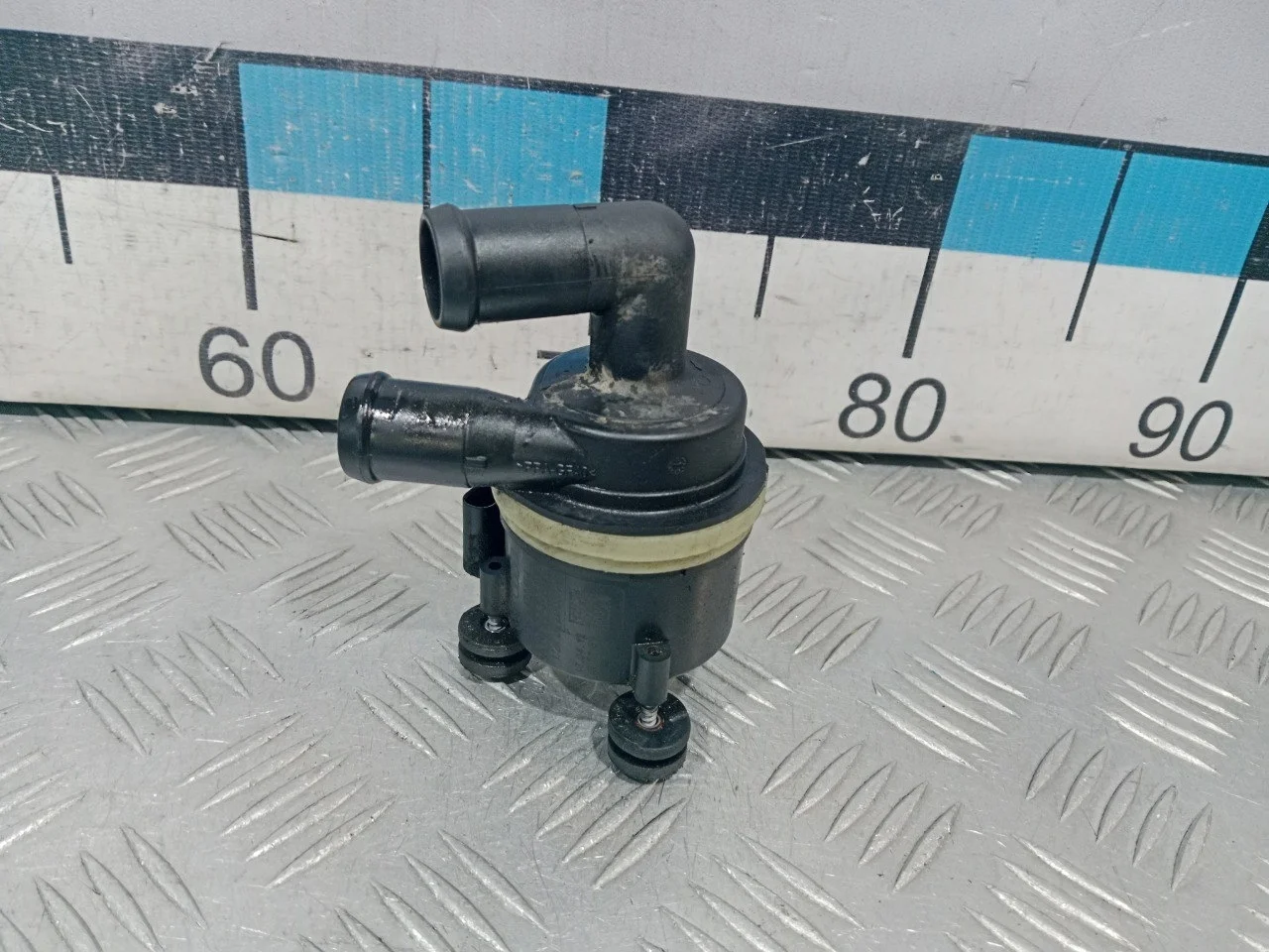 [Б/У] Дополнительный насос охлаждающей жидкости [Код: 00582834 ]