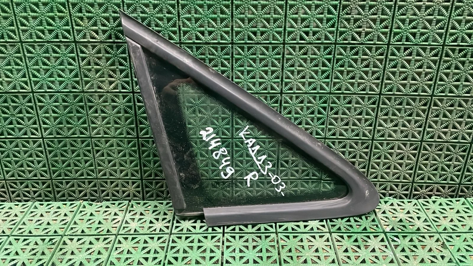 Стекло кузовное VOLKSWAGEN CADDY 2004- передняя форточка (глухая) правая б/у CADDY(2004-2014)