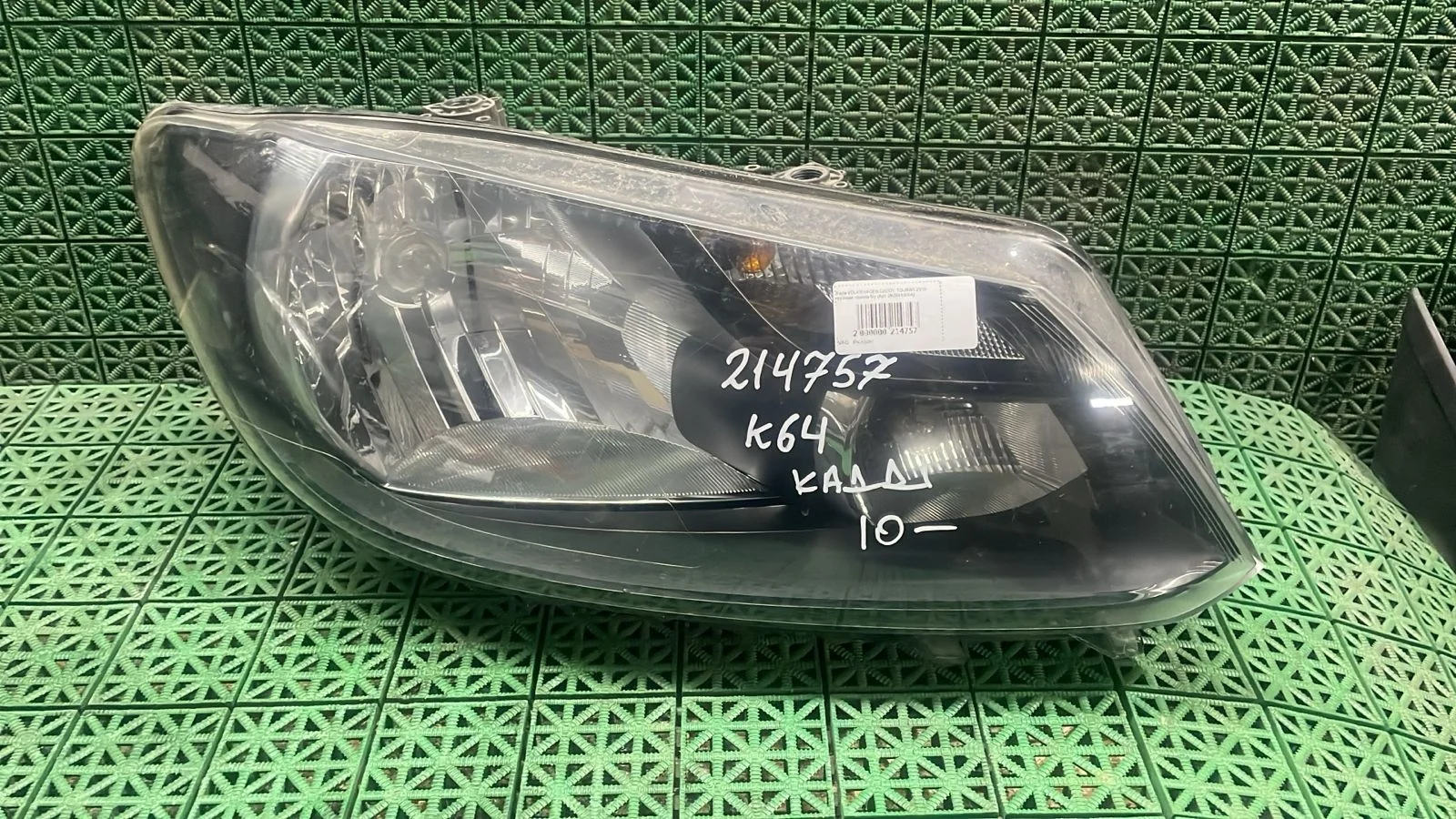 Фара VOLKSWAGEN CADDY, TOURAN 2010- грузовая правая б/у CADDY(2004-2014);TOURAN(2011-2015)
