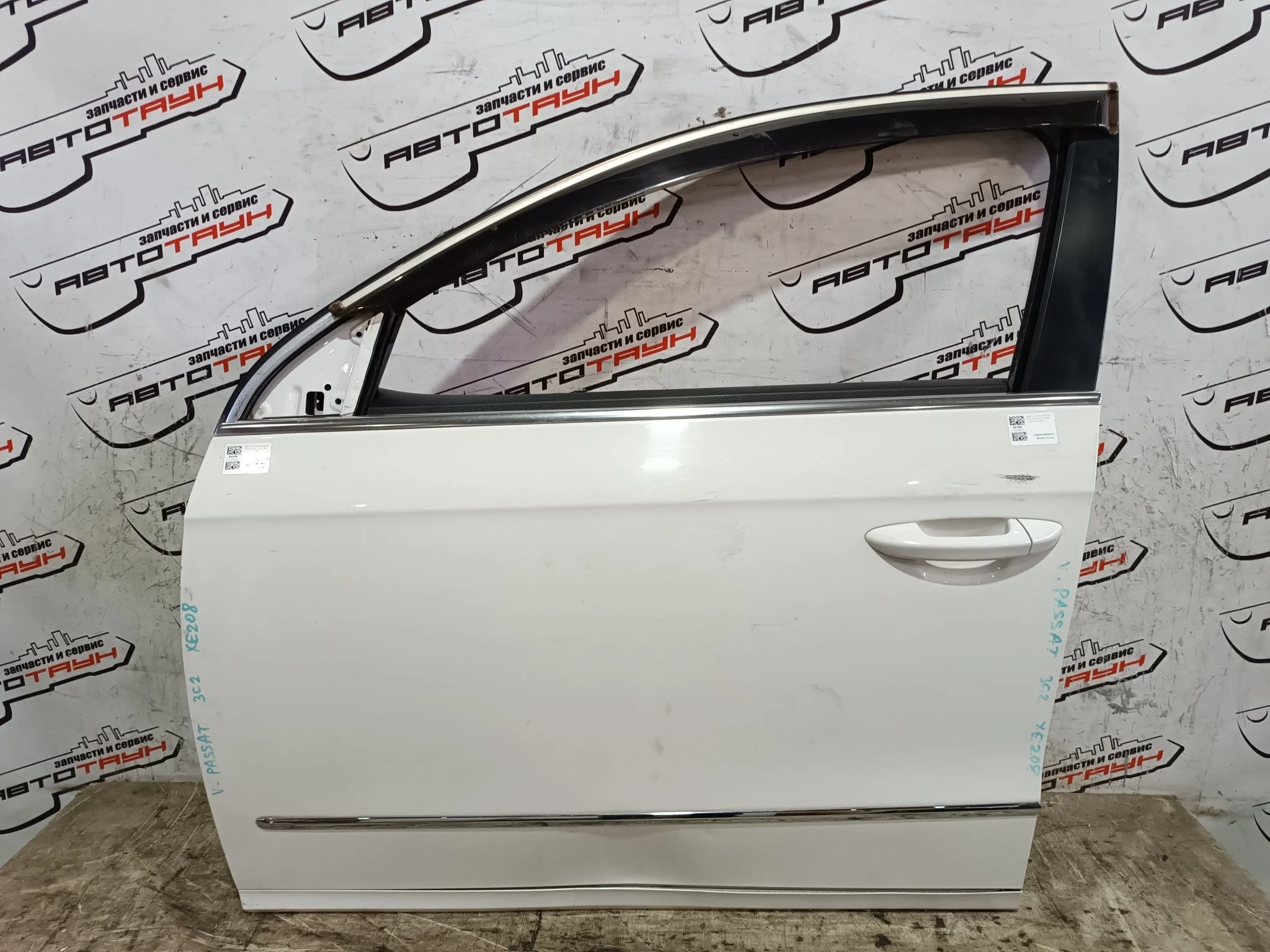 ДВЕРЬ VOLKSWAGEN 3C4831055J ПЕРЕД ЛЕВО белый, LB9A XE208