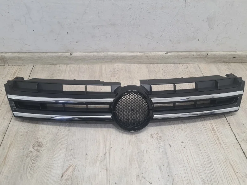 Решетка радиатора без значка VW Touareg NF 2010-2014 7P