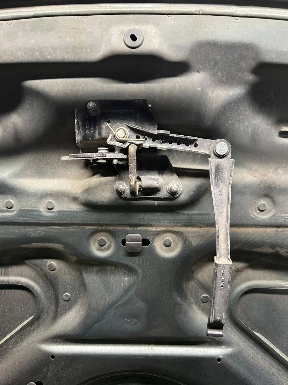 Замок капота Audi A6 С5 Allroad Quattro