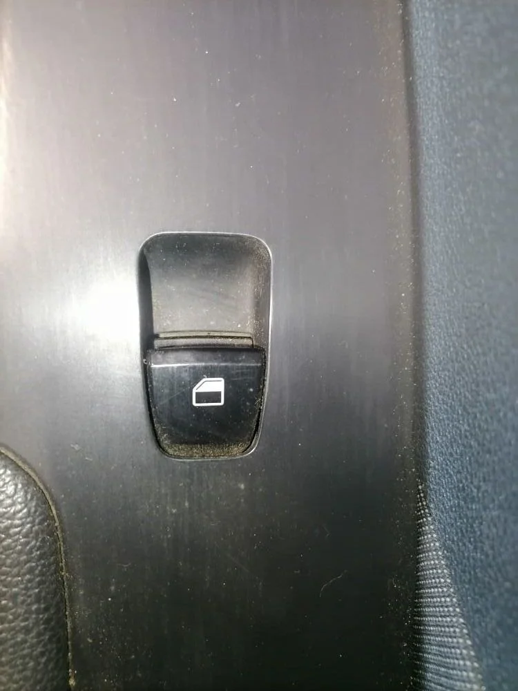 Кнопка стеклоподьемника передней двери  Solaris II