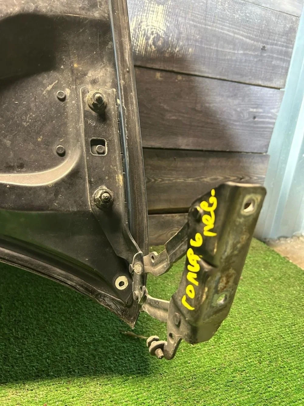 Петля капота левая Volkswagen Golf 6.