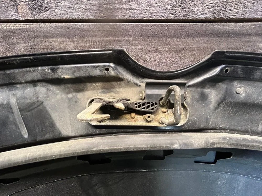 Замок капота Volkswagen Golf 6