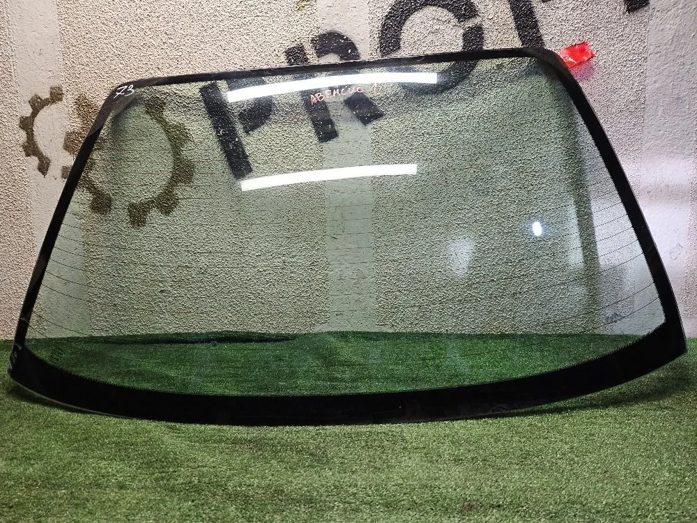 Стекло заднее на Toyota Avensis T220 седан