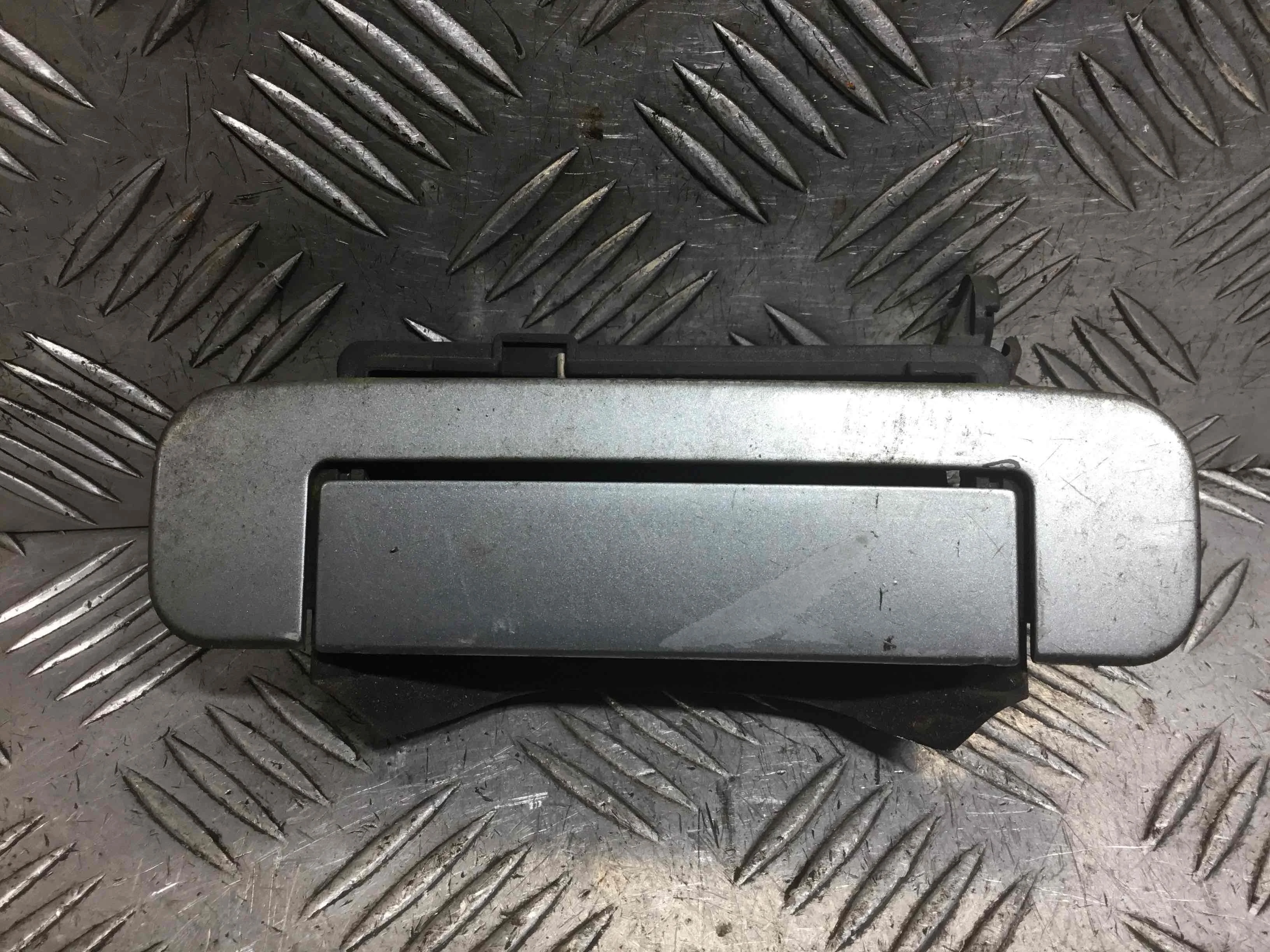 Ручка наружная задняя левая Audi A4 B5 (1994-1999) бензин 1.6 i Механика Седан