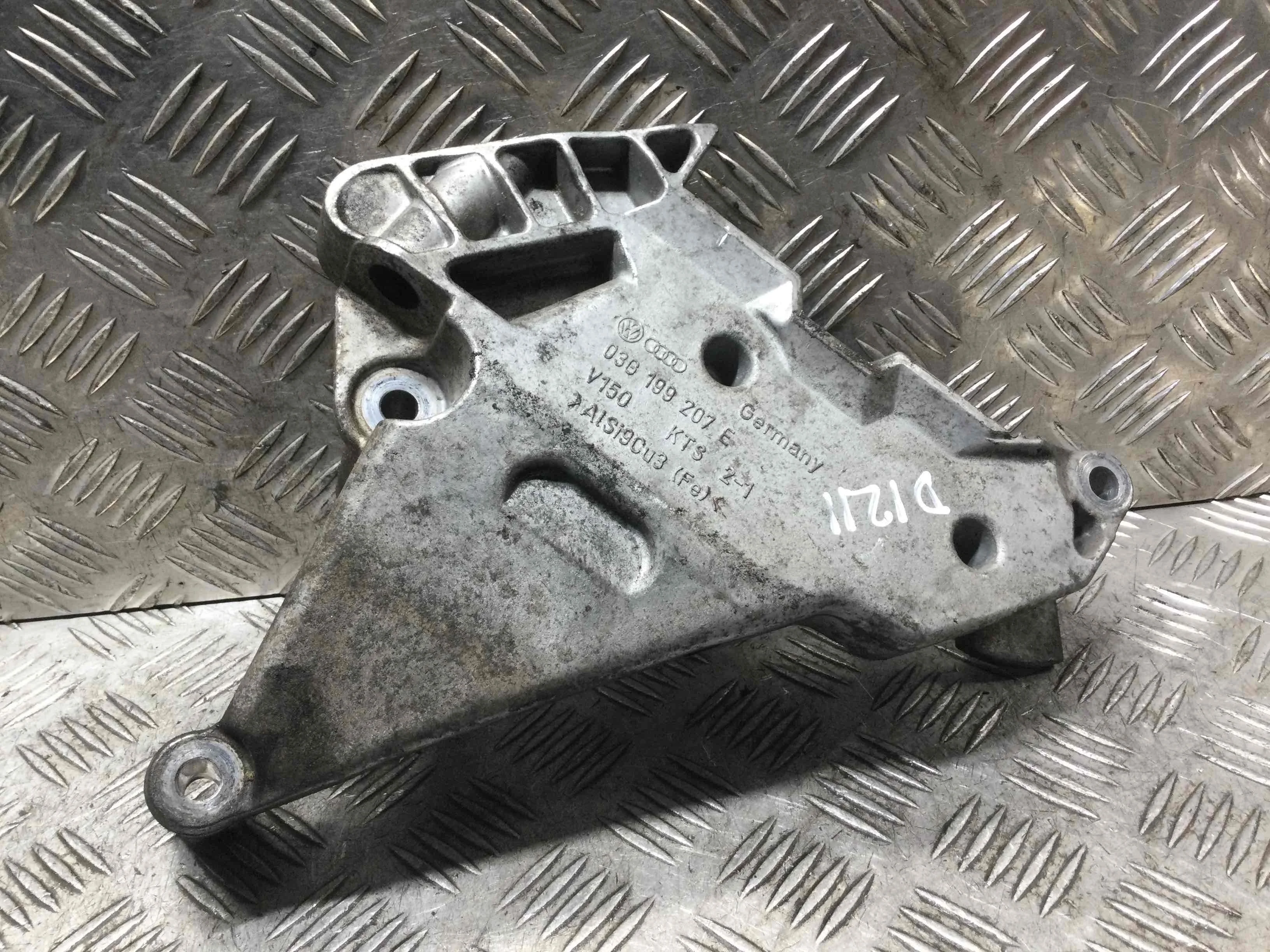 Кронштейн двигателя Volkswagen Golf 5 поколение (2004-2009) дизель 2.0 TDI Механика Х/б