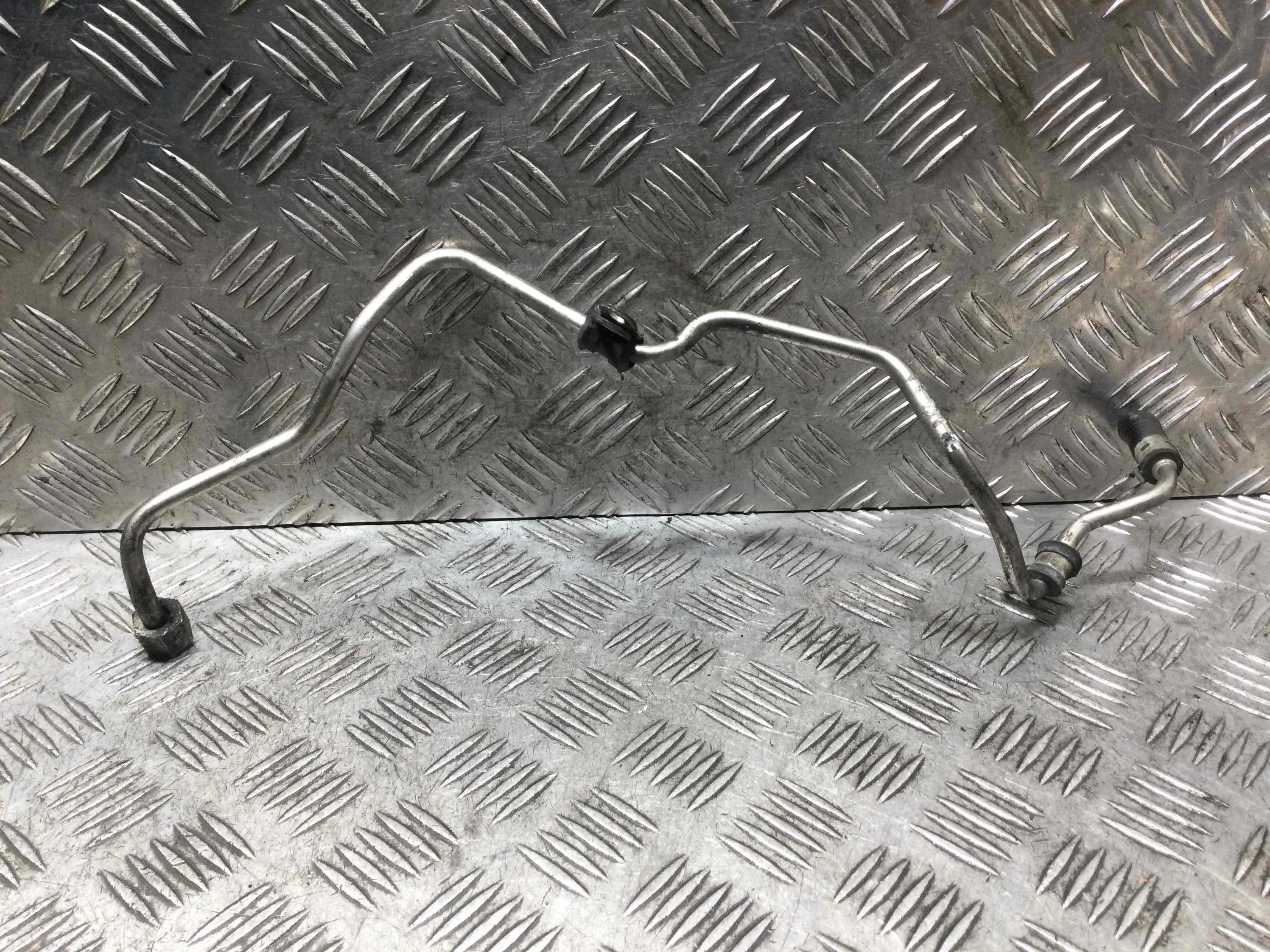 Масляная трубка турбины Volkswagen Golf 5 поколение (2004-2009) дизель 2.0 TDI Механика Х/б