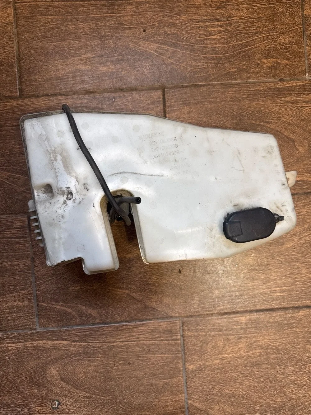 Бачок омывателя Renault Logan I (2004—2009)