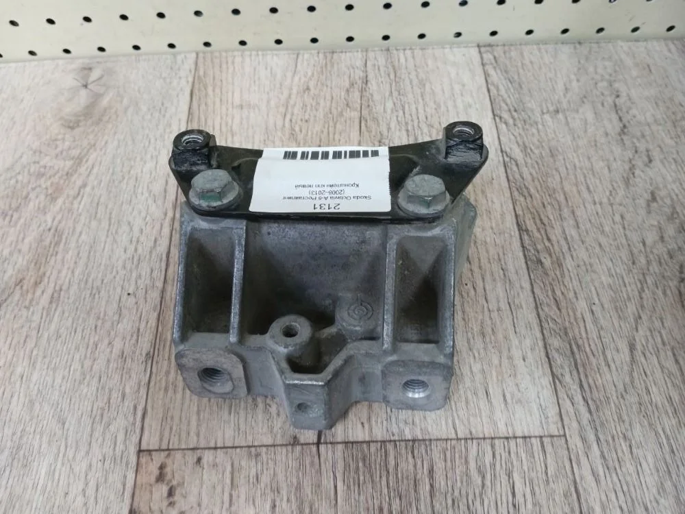 Кронштейн КПП левый Skoda Octavia II рестайлинг (2008—2013) Octavia II рестайлинг (2008—2013) 5P2, 5P1, 5P5, 5P8, 1Z3, 1Z5, 913, 933, AV2, AV3, 1P1, 521, 5M1, 1K1, 1K5, 5K1, AJ5, 8PA, 8PAXW, 8PAXX