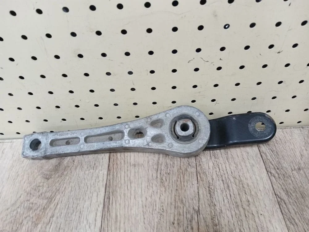 Опора двигателя задняя Skoda Octavia II (2004—2009) Octavia II (2004—2009) A33, A34, 913, 163, AV2, AV3, 3T4, 3T5, 8P1, 8PA, 8PAXW, 8PAXX