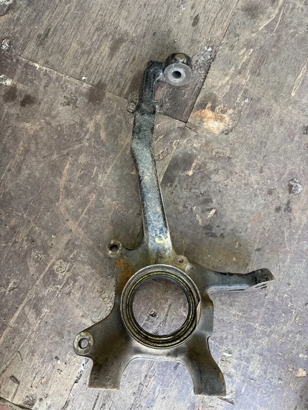 Кулак поворотный левый Toyota Hilux (2005-2015) 2010 432120K030