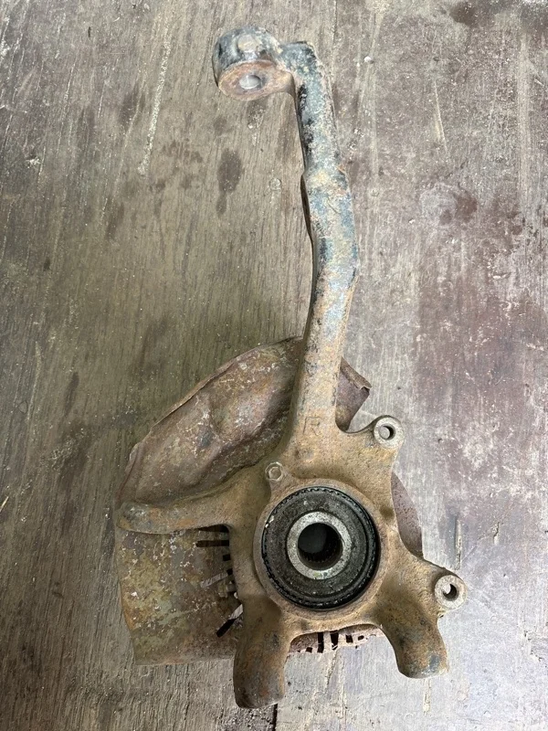 Кулак поворотный правый Toyota Hilux (2005-2015) 2010 432110K030