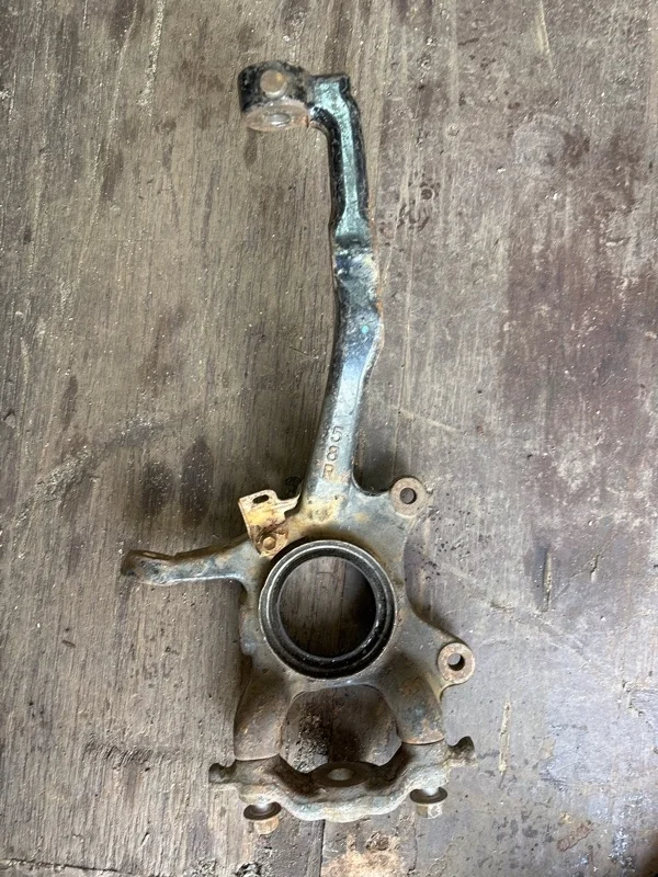 Кулак поворотный правый Toyota Hilux (2005-2015) 2010 432110K030