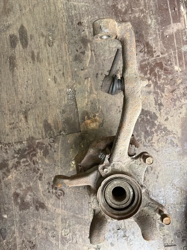 Кулак поворотный правый Toyota Hilux (2005-2015) 2010 432110K030