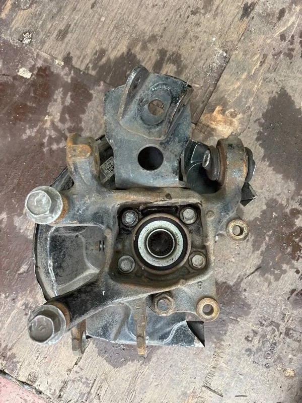 Кулак задний левый Lexus Nx 300H 2017-2021 2019 4230542020 2.5 2ARFXE 2AR2291728