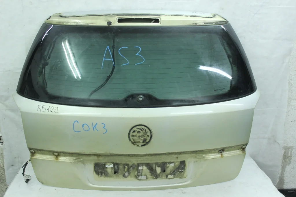 Крышка багажника универсал дефект Opel Astra H