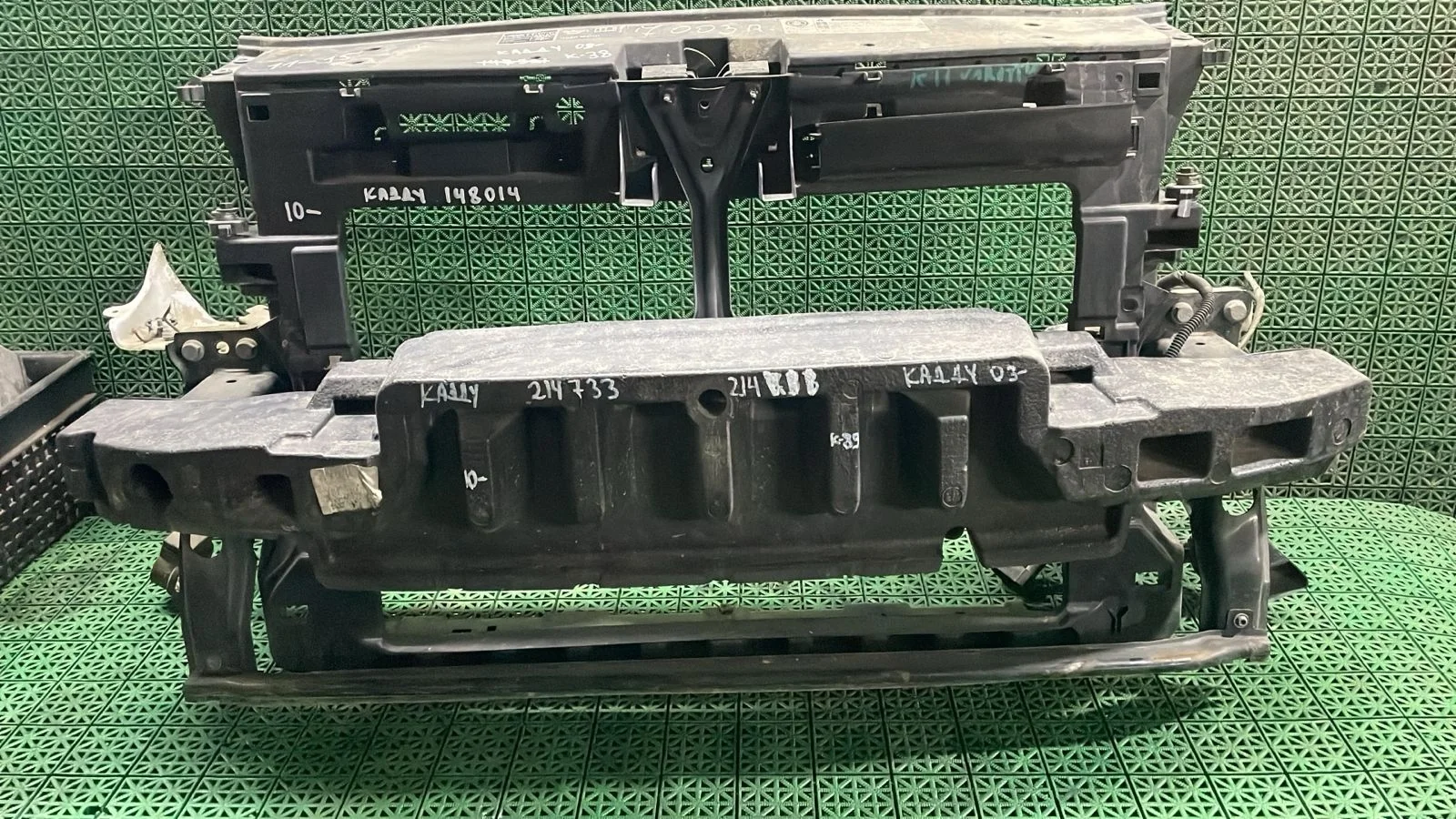 Абсорбер, наполнитель бампера VOLKSWAGEN CADDY, TOURAN 2003- передний б/у CADDY(2004-2014);TOURAN(2011-2015)