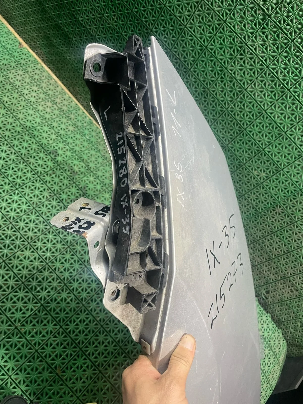 Кронштейн, направляющая бампера HYUNDAI IX35, TUCSON 2 2010- передняя левая б/у IX 35(2010-2015);TUCSON 2(2010-2015)