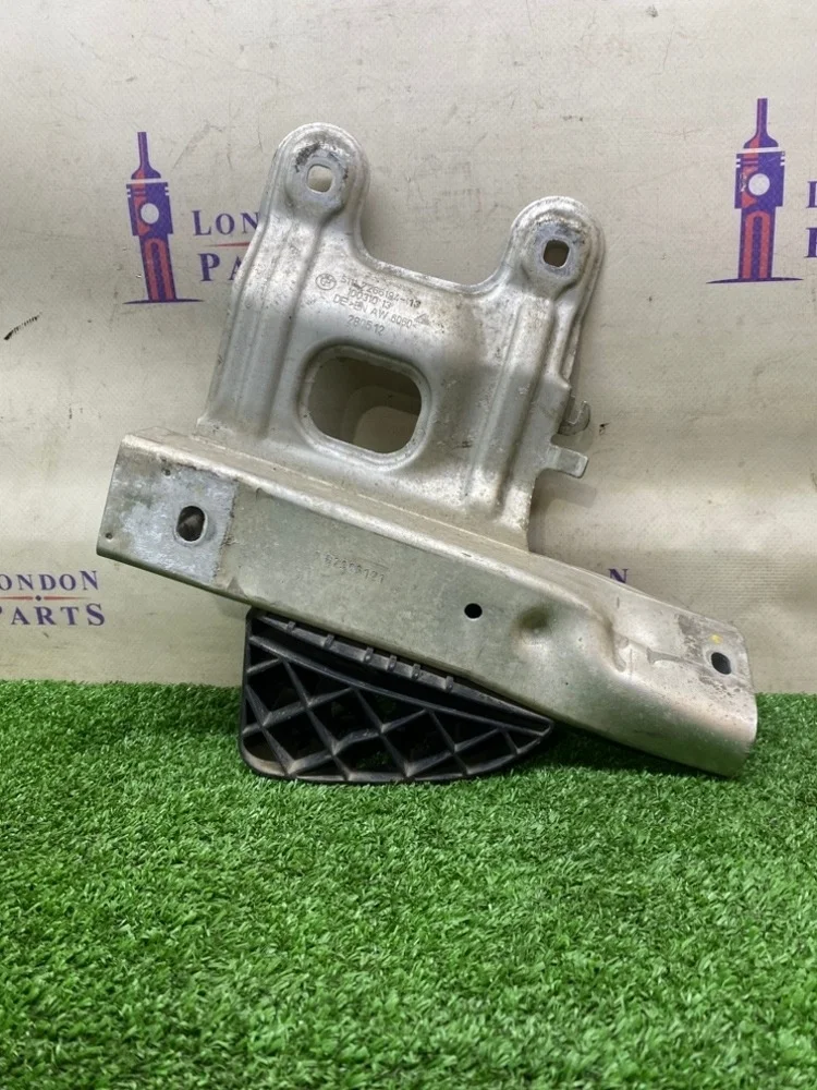 Кронштейн бампера BMW F30