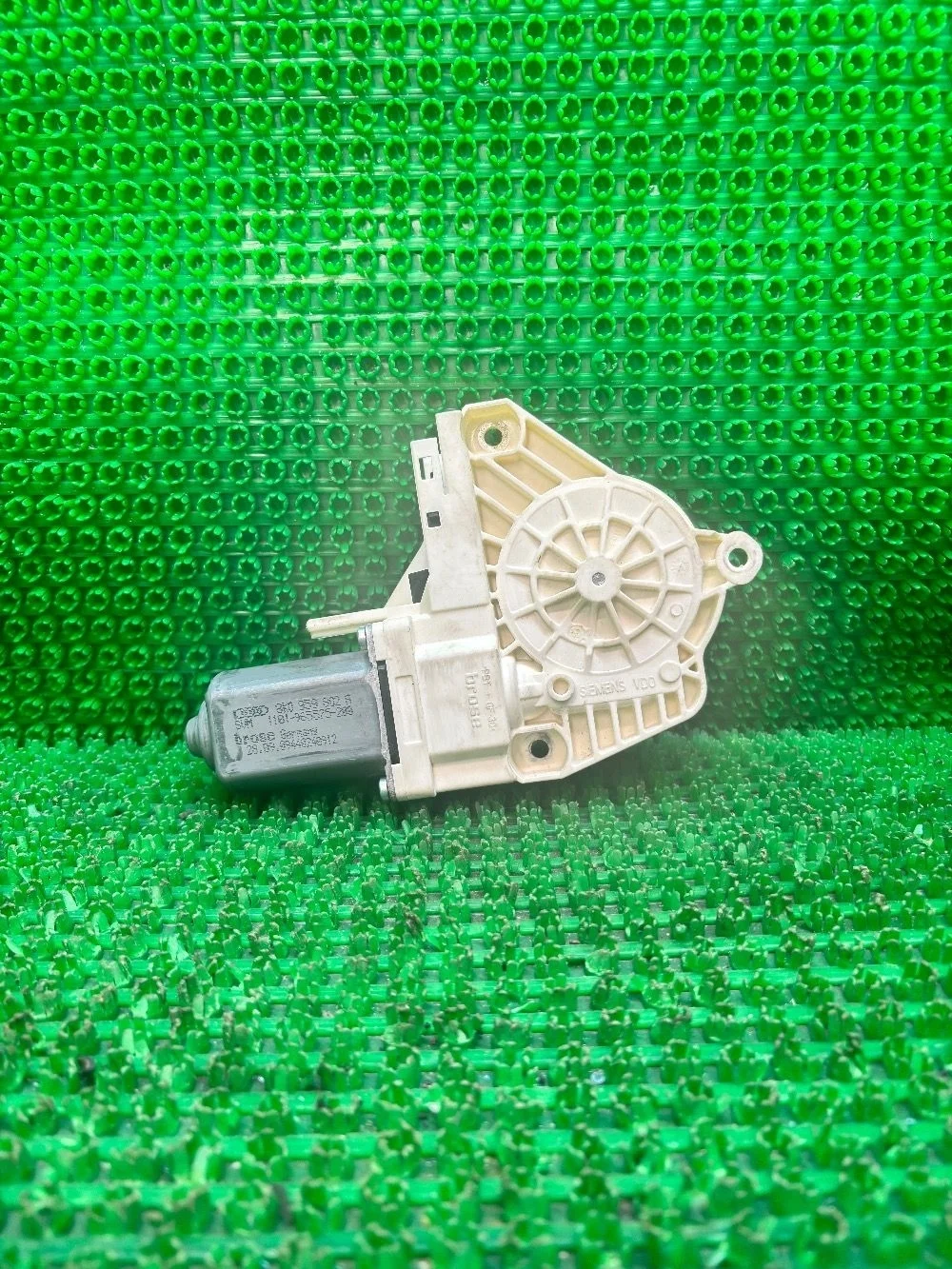 Моторчик стеклоподъемника правый 8K0959802A A4 B8 (2007—2012) В наличии