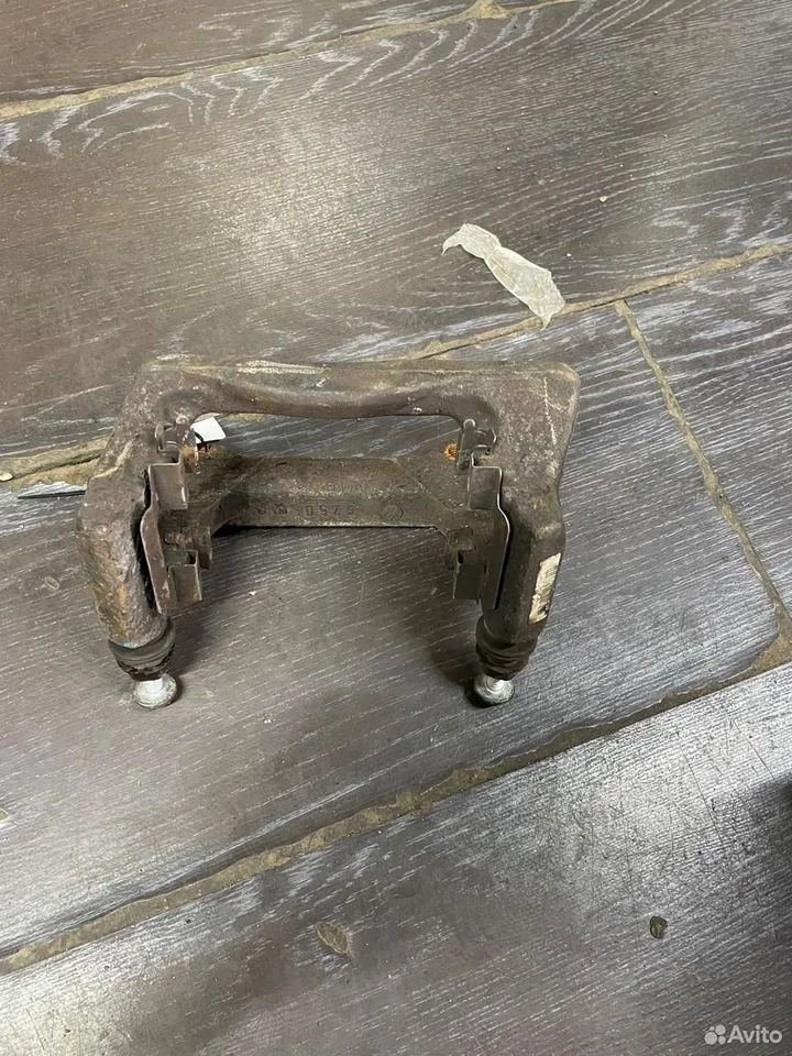 Скоба суппорта з.л. audi a8 vw phaeton