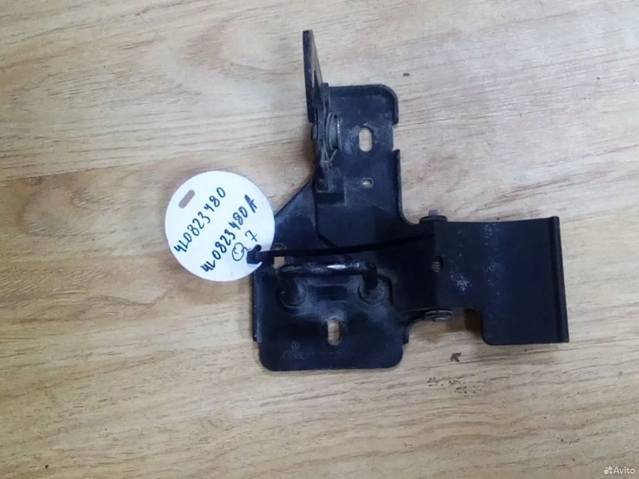Крючок капота audi q7 4l0823480