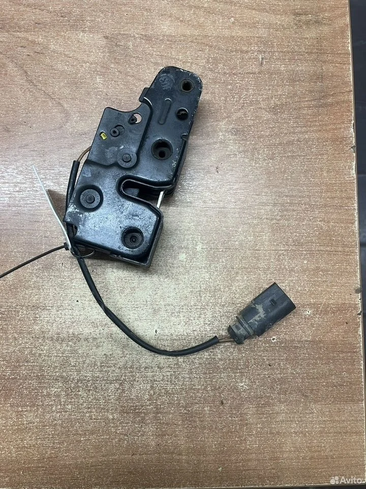 Замок капота audi q7 4l 4l0823509