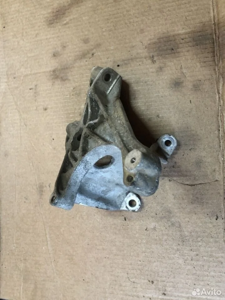 Кронштейн двигателя audi s8 5.2l 4e0199370as