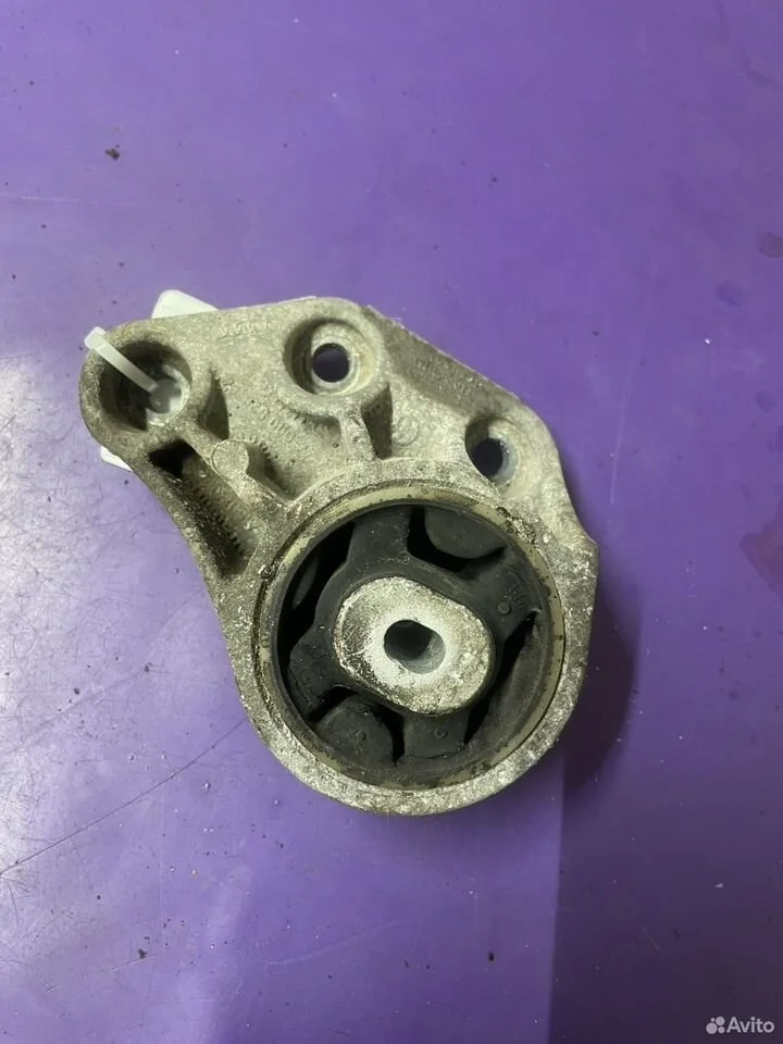 Кронштейн опоры коробки audi a4 8e0599125k