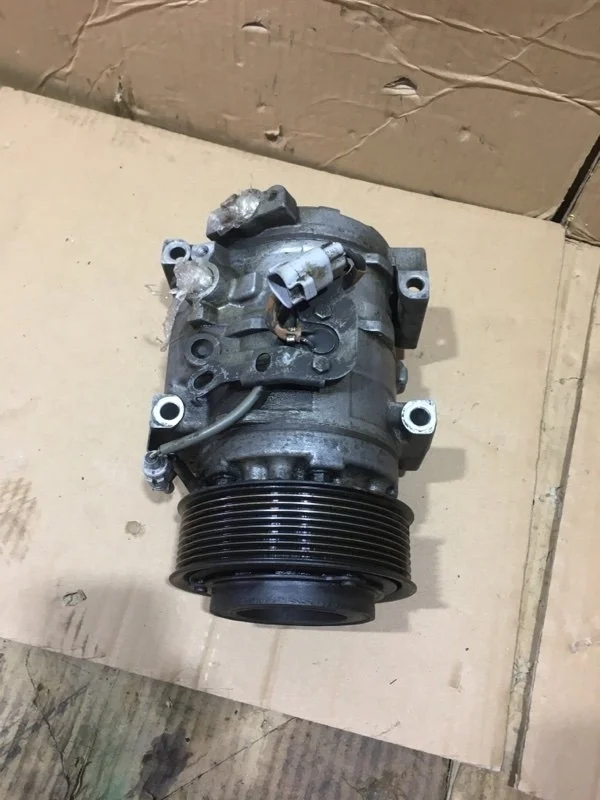 Компрессор кондиционера Toyota Land Cruiser 2011 883206A320 URJ200 1VD-FTV 4.5