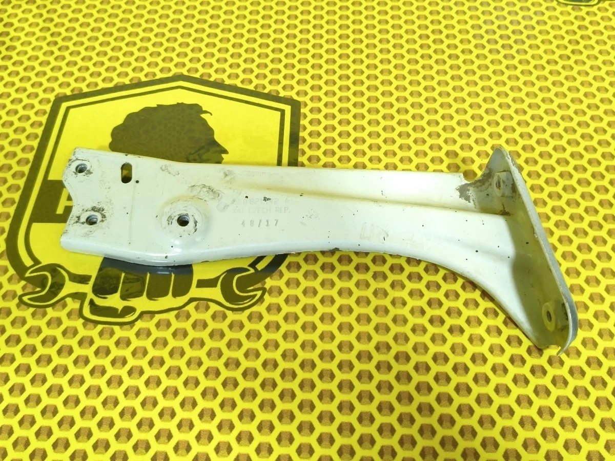 Кронштейн крыла Skoda Octavia 2018 5E0821142A A7 CWVA, передний правый