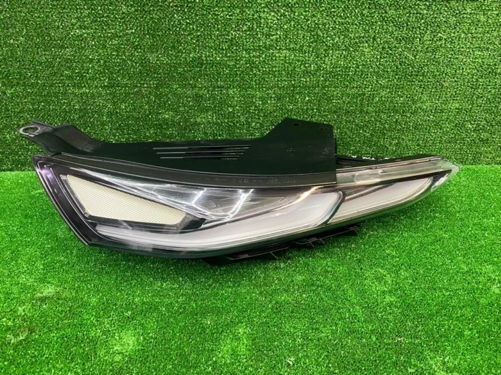 Фара Hyundai Santa Fe 2020 92208S1000 TM D4HB, правая