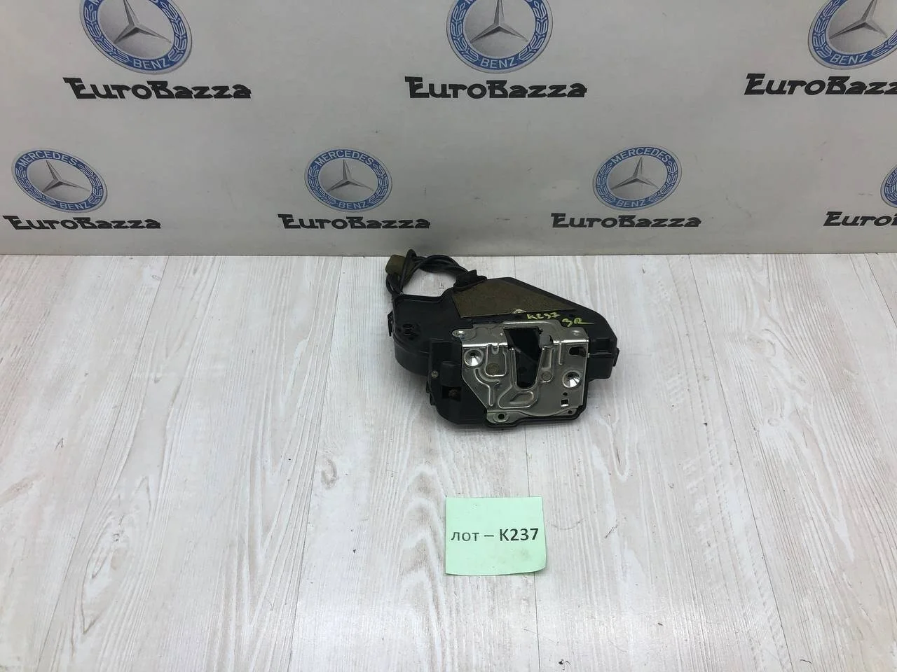 Замок двери задней правой Mercedes W211