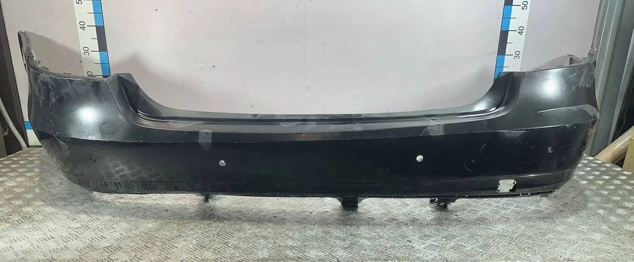 [Б/У] Бампер задний (под парктрон, до 2013г) Mercedes W212 - вмятина в верхней части, дефект внутренних креплений [Незначительные дефекты] [Код: 00591061 ]