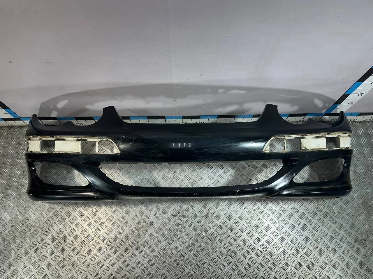 [Б/У] Бампер передний Mercedes Benz W203 - небольшой дефект правого крепежа [Незначительные дефекты] [Код: 00303341 ]