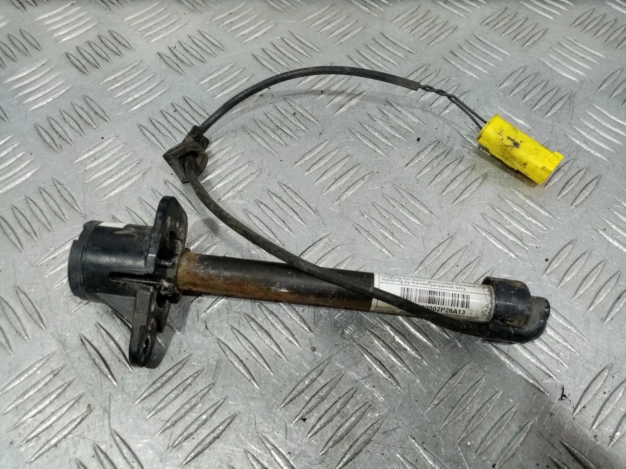 [Б/У] Пиропатрон капота - Скол фиксатора разъема [ХОРОШЕЕ] [Код: 00587670 ]