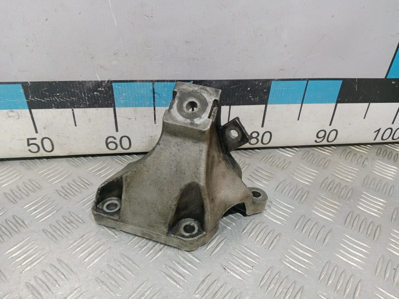 [Б/У] Кронштейн двигателя правый Audi A6 [Код: 00588769 ]