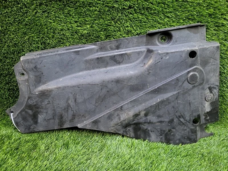 Защита днища Audi A4 2006 8E0825216R B7 BWE 2.0T, задняя правая