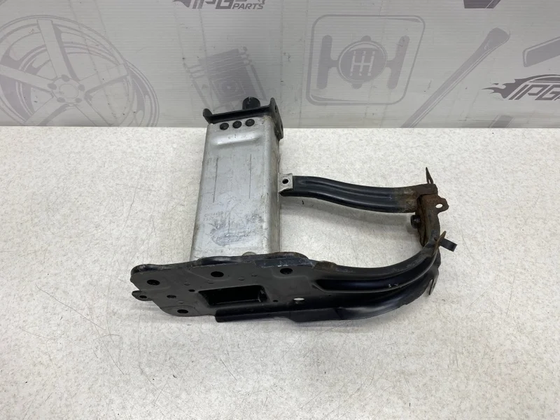 Кронштейн усилителя переднего бампера правый Mercedes-benz 2008 W211